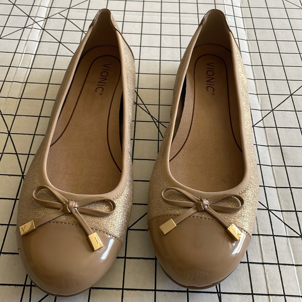 Vionic women’s nude and gold ballet flats, Minna Met, size 10, new without tags